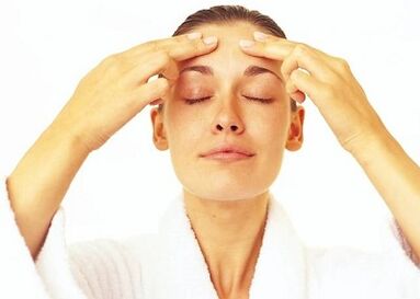 Le massage facial rajeunissant rend la peau uniforme et ferme