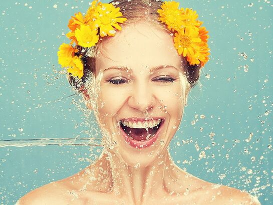Hydrater le corps est la première exigence des soins de la peau