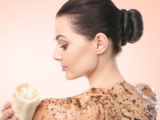 Le processus de peeling pour les soins de la peau la rend plus douce