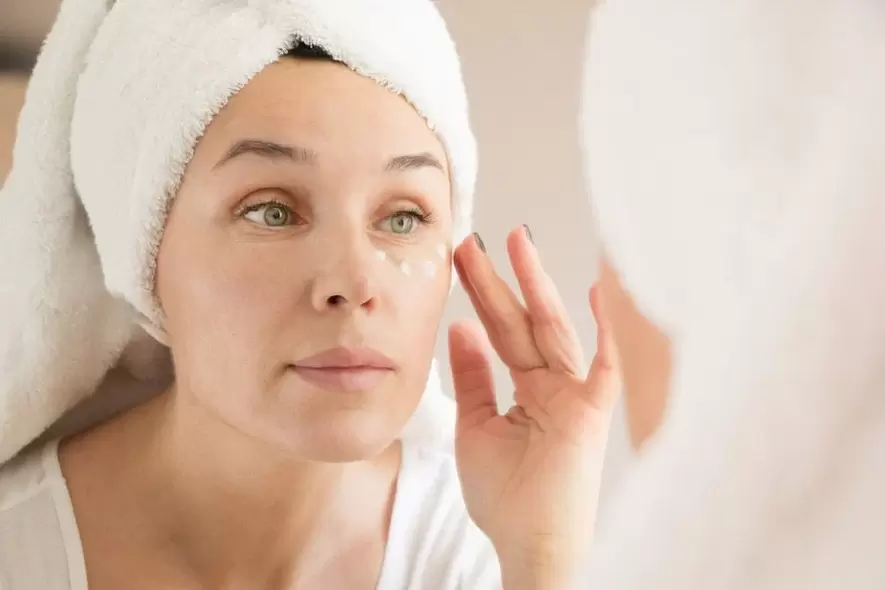 Appliquer une crème anti-rides sous les yeux
