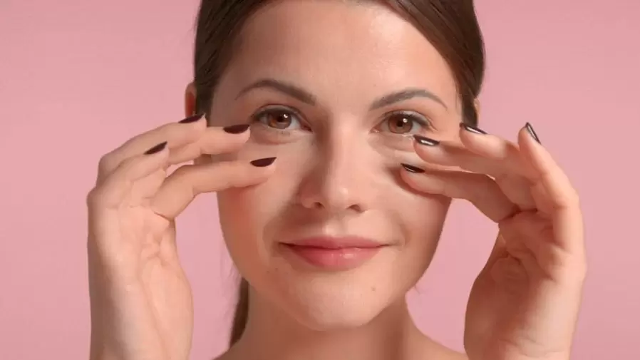 Massage contre les rides du contour des yeux