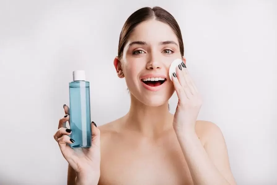 Nettoyage de la peau pour le rajeunissement