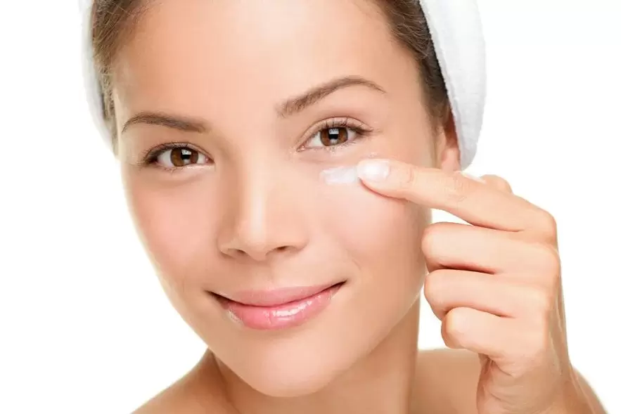 Soins de la peau sous les yeux